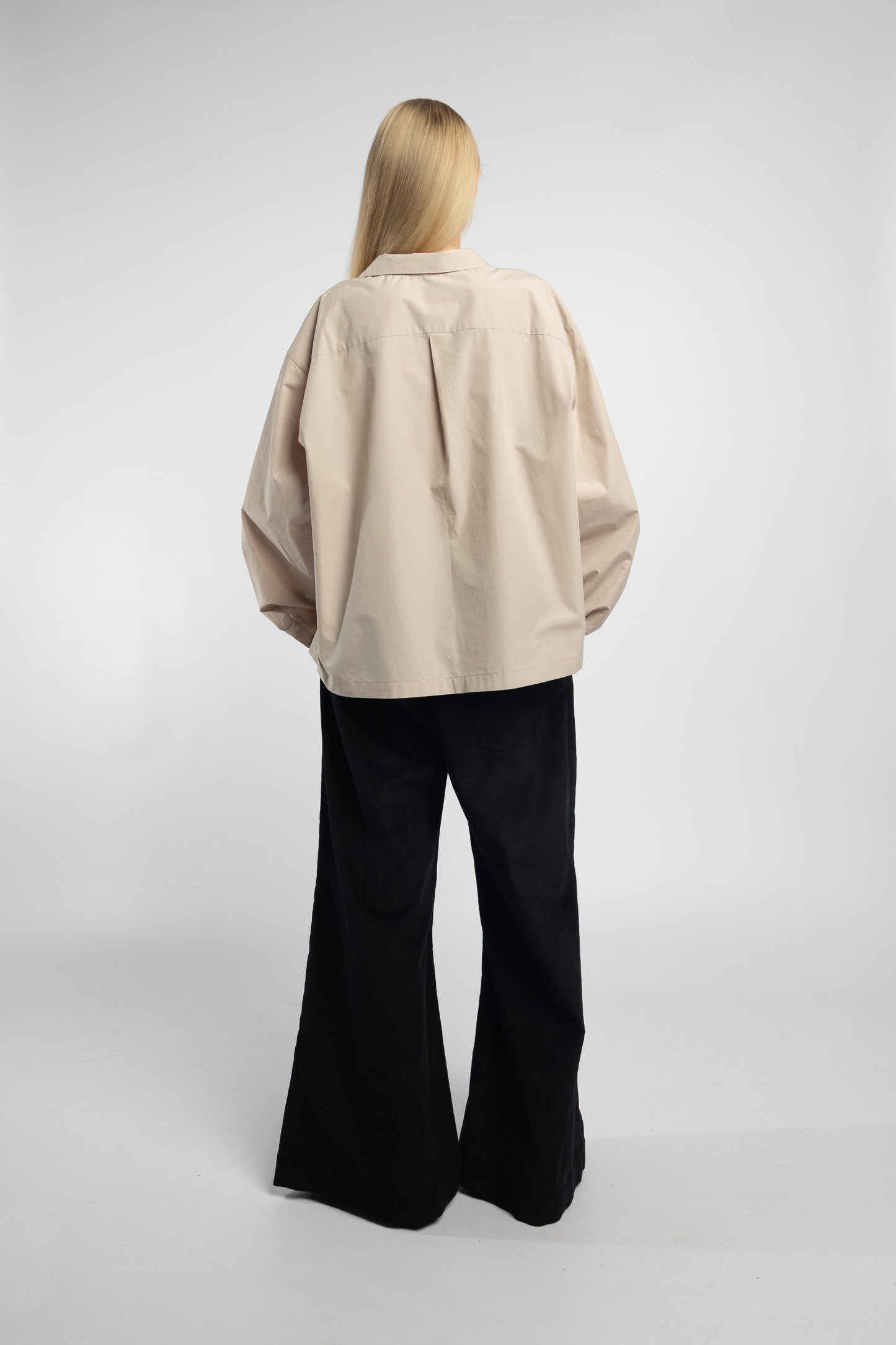 Cropped length cotton shirt in sand tone