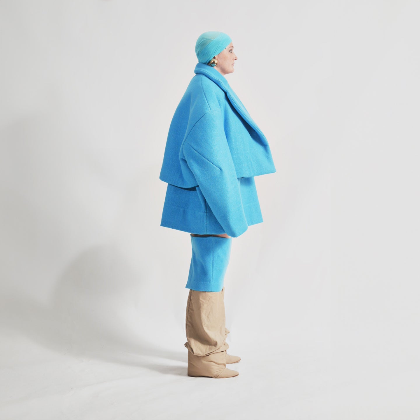 Side view of the Hoffman Hybrid Puffer jacket in colour Vivid Cerulean highlighting the dart sleeve detail and press stud closure