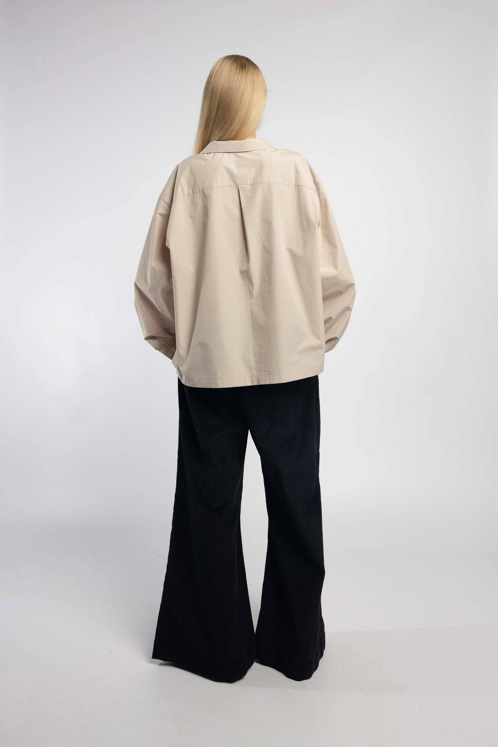 Cropped length cotton shirt in sand tone